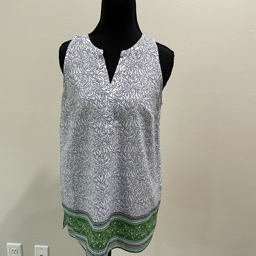 Dalia sleeveless top size small. Beautiful floral
lightweight fabric.